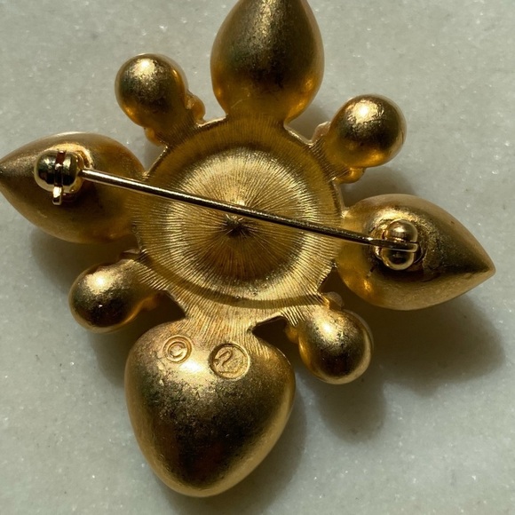 BEAUTIFUL SWAROVSKI gold tone crystal and faux Pearl regal brooch - Picture 7 of 7